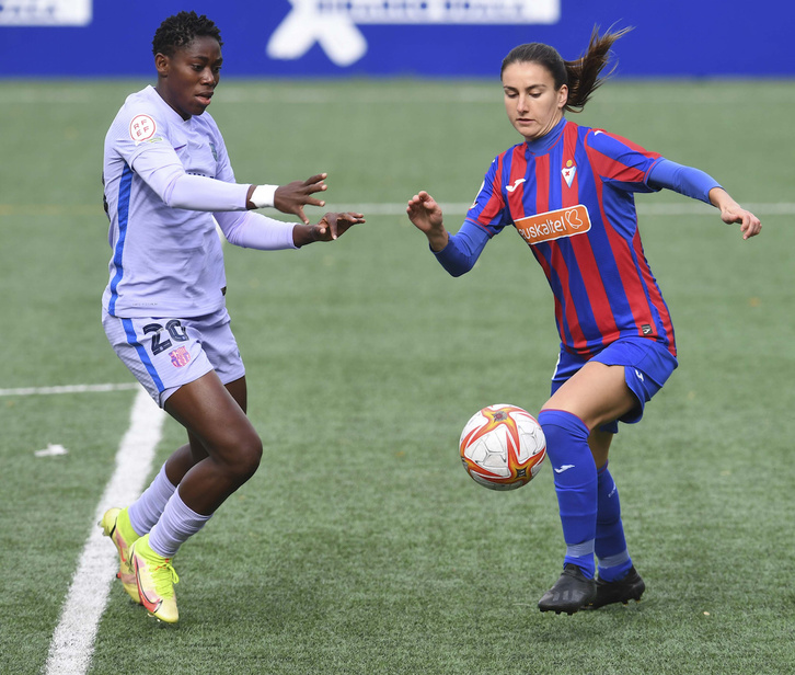 Queralt eta Oshoala, lehian, Eibarrek eta Bartzelonak azaroan Unben jokatutako partidan.