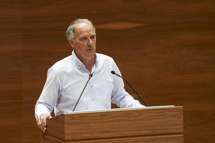 Adolfo Araiz (EH Bildu), durante una intervención en el Parlamento navarro, en una imagen de archivo.
