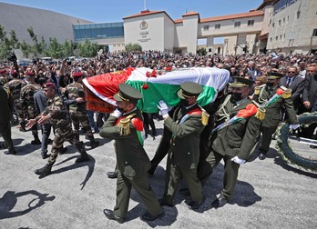 La guardia de honor palestina traslada el cuerpo de la periodista.