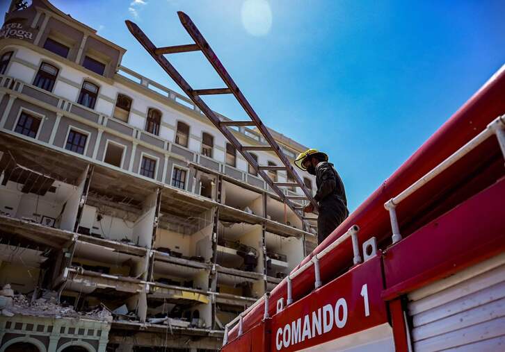 Equipos de emergencia en el Hotel Saratoga de La Habana.