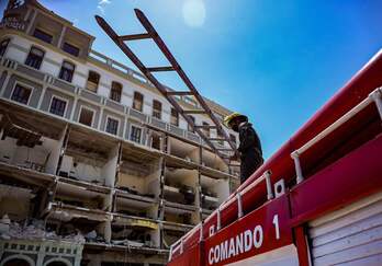 Equipos de emergencia en el Hotel Saratoga de La Habana.