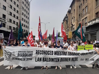 Los trabajadofes de residencias en huelga han realizado una manifestación por las calles de Iruñea.