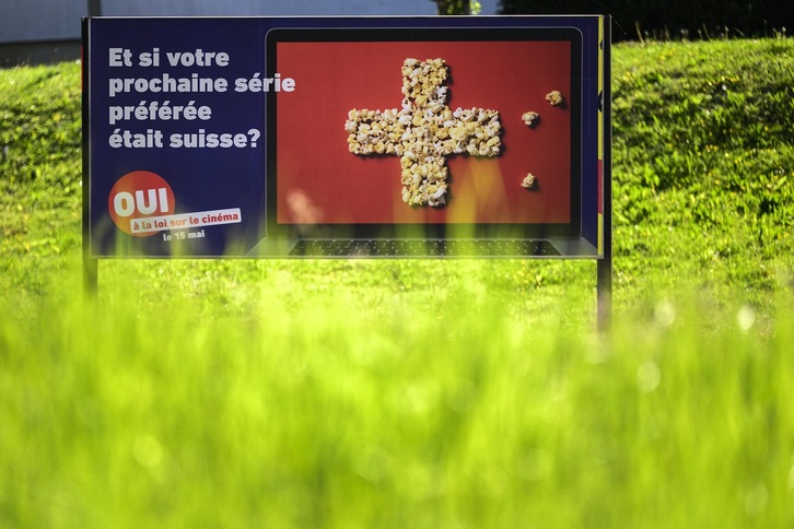 Cartel electoral en Suiza por el sí a la «tasa Netflix», respaldada hoy en referéndum.