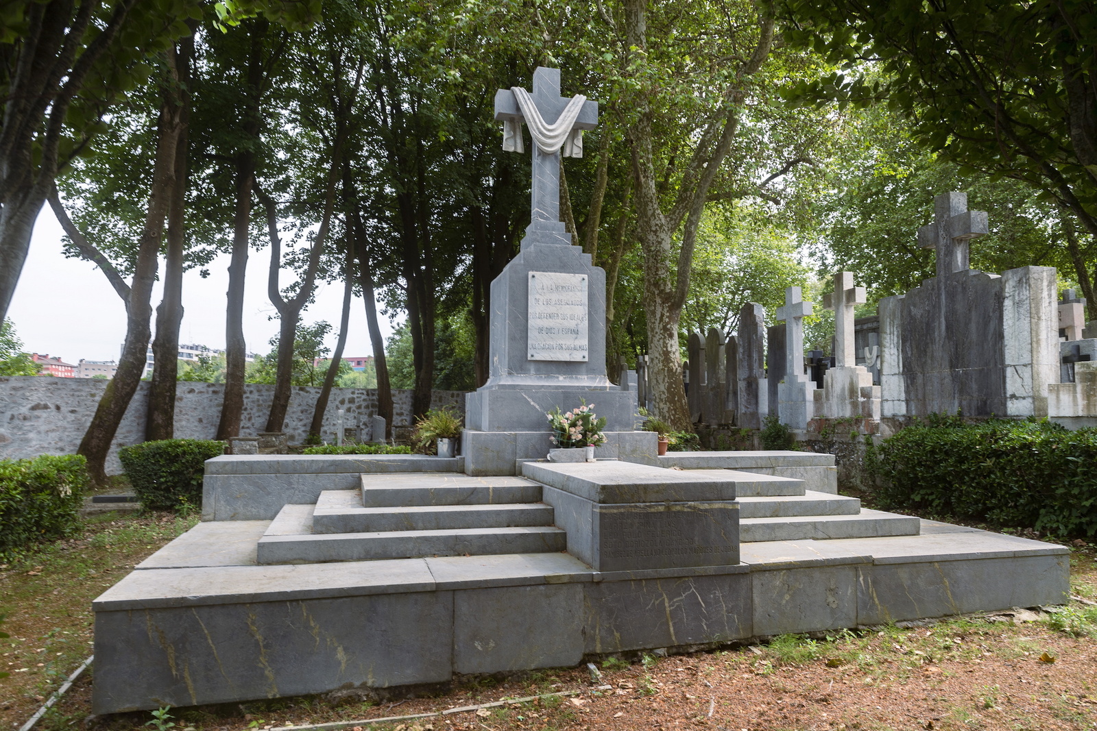 Un pequeño Valle de los Caídos en el cementerio donostiarra de Polloe |  Basque Country | Naiz