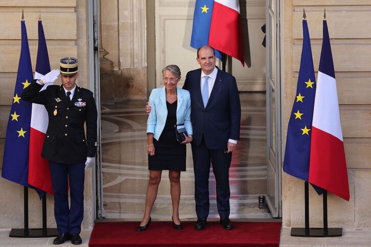 Jean Castex ha dispensado un recibimiento caluroso a su sucesora, Elisabeth Borne, a las puertas del Palacio de Matignon.