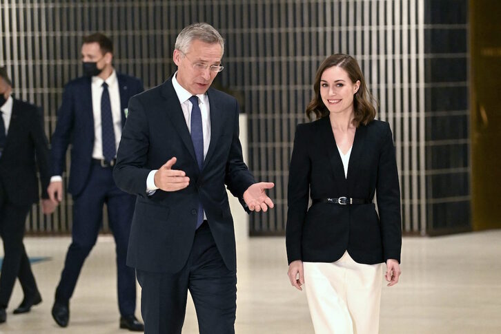 El secretario general de la OTAN, Jens Stoltenberg, conversa con la primera ministra finesa, Sanna Marin.