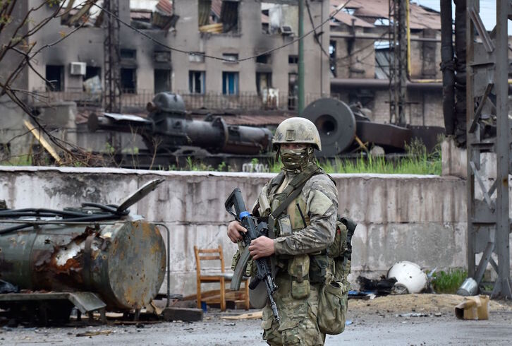 Un soldado ruso, en la planta metalúrgica Ilych, en Mariupol.