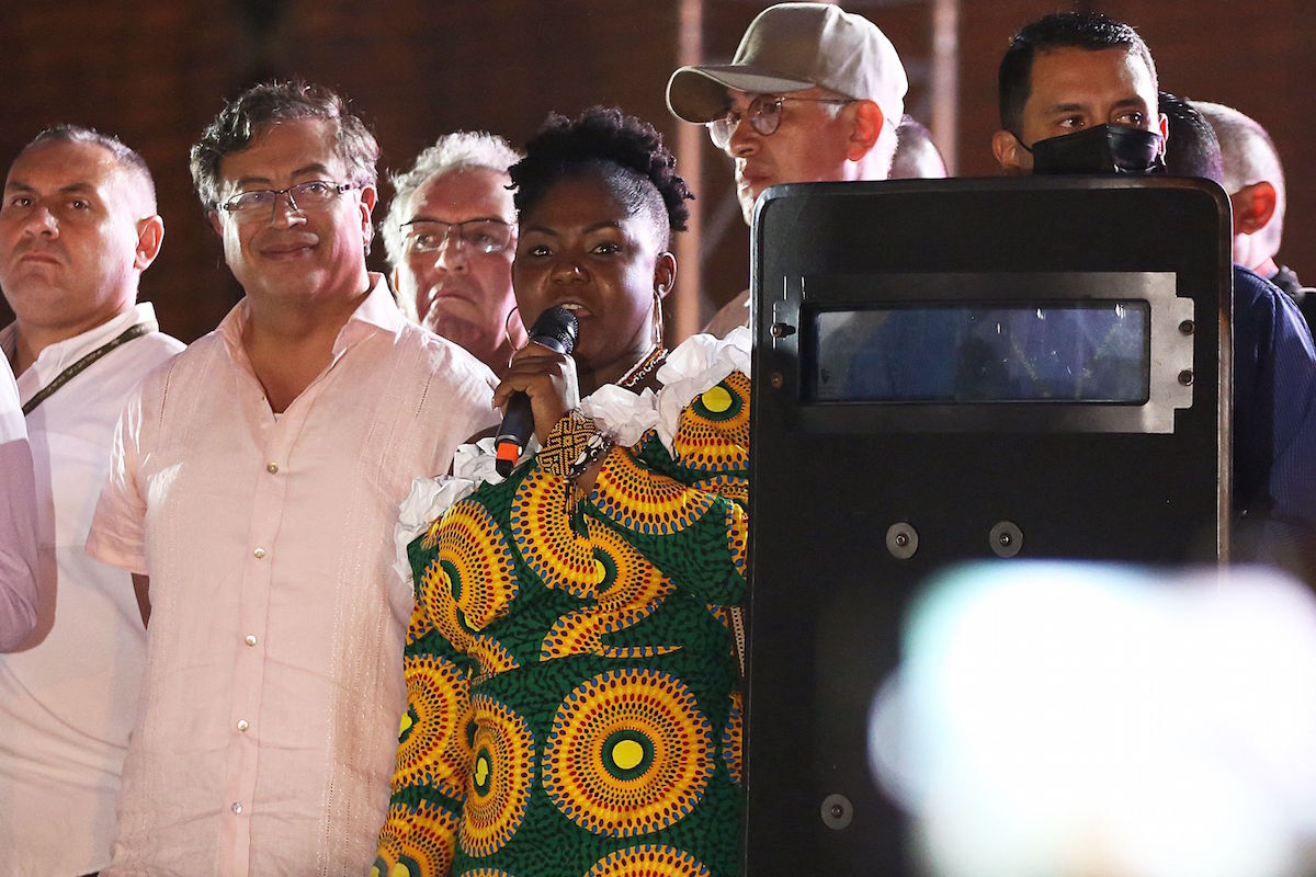 La candidata a la Vicepresidencia por Pacto Hist&oacute;rico, Francia M&aacute;rquez, protegida por un escudo antibalas (Paola MAFLA/AFP). 