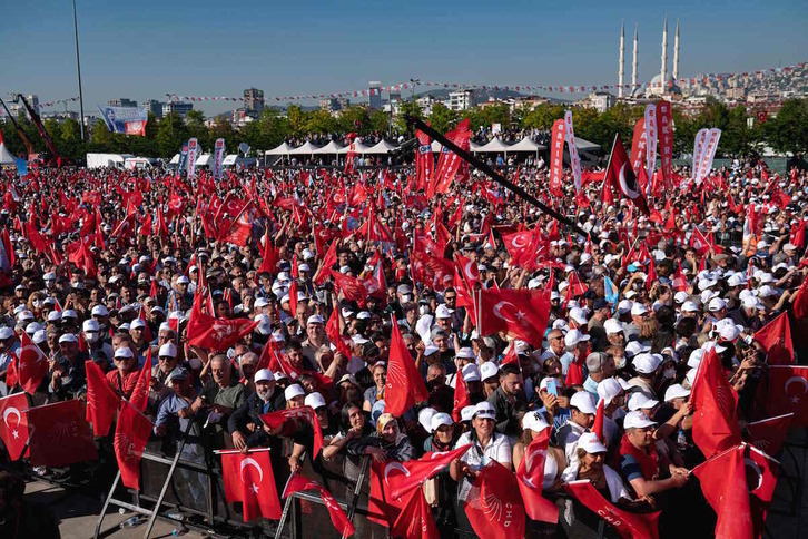 Cientos de miles de personas se han manifestado en Estambul para denunciar la pena de carcel de la opositora Canan Kaftancioglu, el embajador estadounidense se refería a esta protesta.