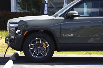 Coche eléctrico de la empresa Rivian cargándose en San Francisco, California.