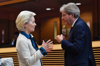 La presidente de la CE, Ursula von der Leyen, conversa con el comisario de Economía, Paolo Gentiloni.