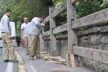 Empleados de la Carpintería Hermanos Aldaz Remiro han comenzado a instalar el vallado del encierro.
