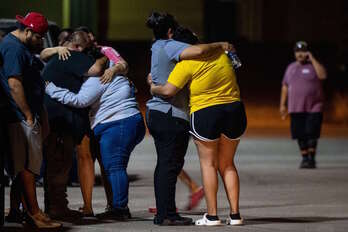 Familiares de los muertos en Uvalde, lloran por su pérdida.