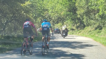 Enekoitz Azparren y Marcel Camprubí en la subida final, en la que el guipuzcoano ha sido líder virtual.