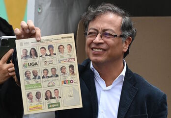 Gustavo Petro muestra su papeleta antes de depositar su voto en Bogotá.