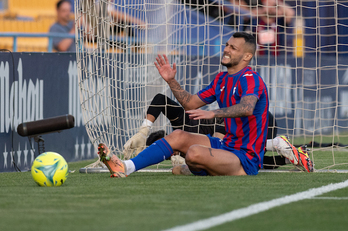 Stichkov se lamenta tras fallar una de las pocas ocasiones que ha generado el Eibar en Santo Domingo.