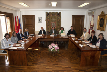 La Mesa y Junta de Portavoces del Parlamento navarro se ha celebrado hoy en Gares para conmemorar el 900º aniversario de la fundación de la villa.