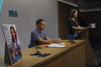 El secretario general de ELA, Mitxel Lakuntza y la tesorera Alazne Mantxola en la rueda de prensa ofrecida este lunes.