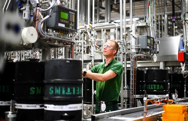 Un empleado verifica el llenado de barriles en la cervecería Veltins de Grevenstein, Alemania.