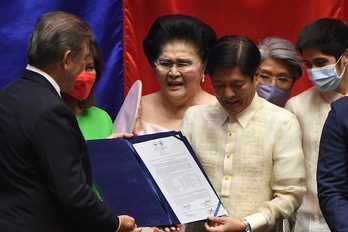 El  presidente electo filipino, Marcos J.R., junto a su madre Imelda.