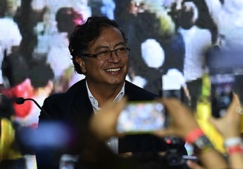  Gustavo Petro sonríe mientras celebra en la sede del Pacto Histórico, en Bogotá, el resultado de las elecciones de este domingo.