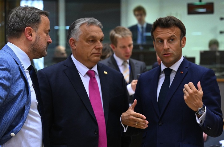 Los jefes de Gobierno de Luxemburgo, Xavier Bettel, y Hungría, Viktor Orban, y el presidente francés, Emmanuel Macron, hablan antes de la reunión de este lunes.