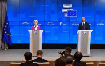 La presidenta de la Comisión Europea, Ursula von der Leyen, y el presidente del Consejo Europeo, Charles Michel, en la comparecencia para anunciar el acuerdo.