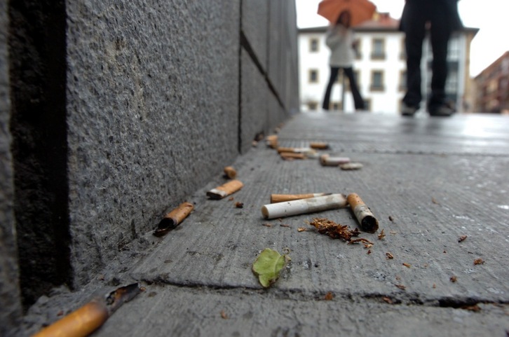 Colillas de cigarrillos tiradas en la entrada de una estación del Metro de Bilbo.