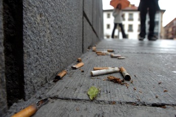 Colillas de cigarrillos tiradas en la entrada de una estación del Metro de Bilbo