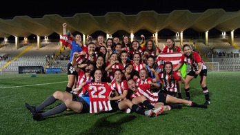 Las rojiblancas celebran la victoria en Madrid, que les permite llegar a 1ª RFEF.