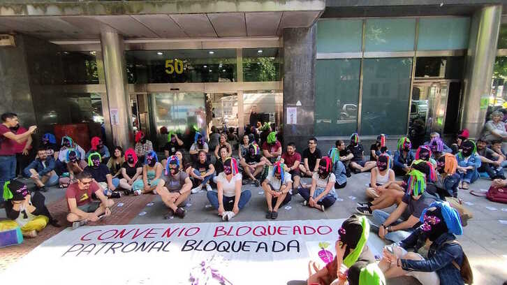 Protesta del colectivo Gora Garbitzaileak frente a la sede de Cebek en Bilbo.