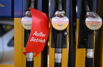 Surtidores de combustible en una gasolinera de Dortmund, con un cartel de «Fuera de servicio» en uno de ellos.