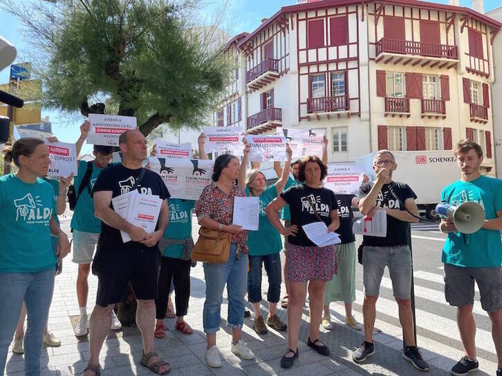 Activistas de Alda! ante el inmueble semivacio de la avenida Louis Barthou de Biarritz.