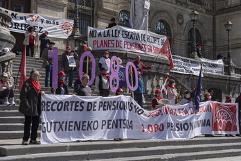 Movilización del movimiento de pensionistas ante el Ayuntamiento de Bilbo. 