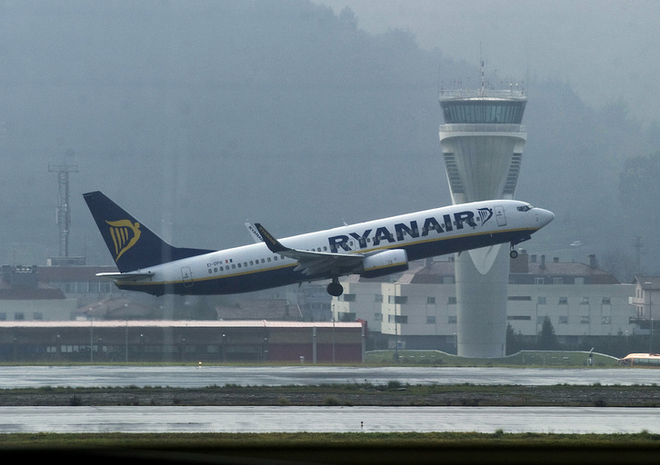 Una avión de la compañía Ryanair en el Aeropuerto de Loiu.