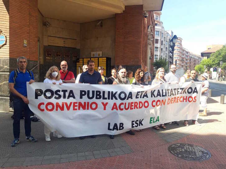 Movilización de los sindicatos ELA, LAB y ESK ante la sede de Correos en Bilbo.