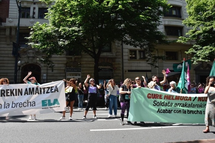 Una de las paradas reivindicativas que han realizado durante la movilización en Bilbo.