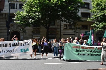 Una de las paradas reivindicativas que han realizado durante la movilización en Bilbo.