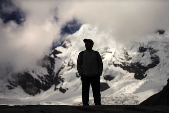 Saúl Luciano Lliuya observa el glaciar Palcaraju, en el Parque Nacional Huascarán, en el noreste de Perú.