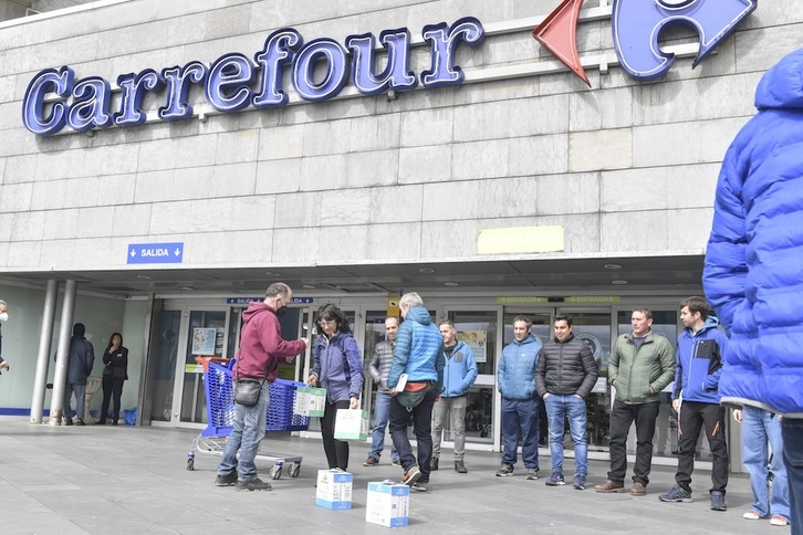 Reparto de leche ante un supermercado de Iruñea como protesta de los ganaderos, el pasado 12 de abril.