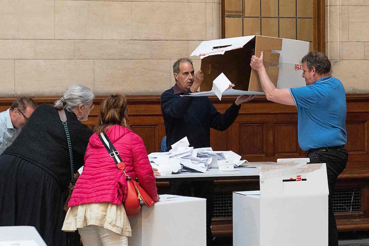 Inicio del recuento de votos en una de las mesas electorales.