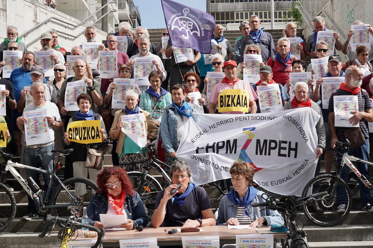 El Movimiento de Pensionistas de Euskal Herria organizan una marcha ciclista para exigir pensiones dignas.