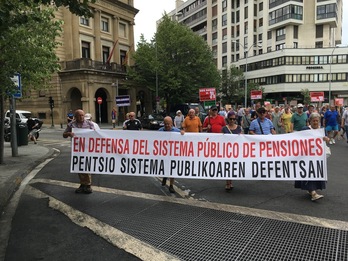 Manifestación del Movimiento de Pensionistas de Euskal Herria celebrada en Iruñea para mostrar rechazo al proyecto de ley.