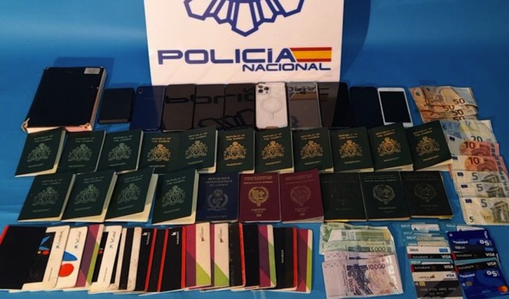 Pasaportes, libretas y otros materiales incautados a los integrantes de la trama de falsificación de documentos para cobrar ayudas.
