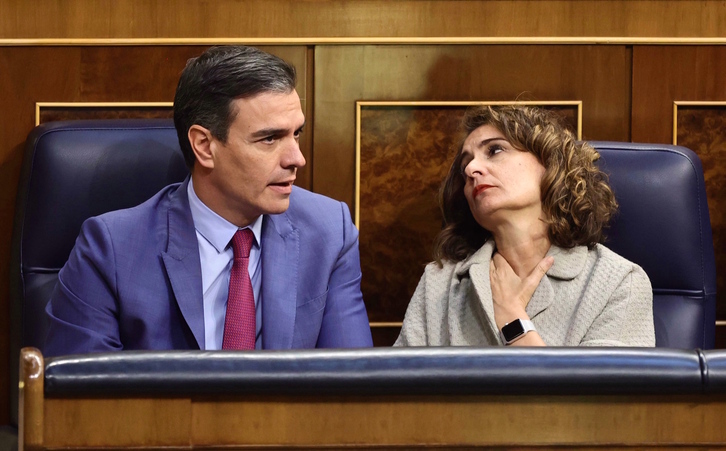 Pedro Sánchez y su ministra de Hacienda, María Jesús Montero, en un pleno anterior.