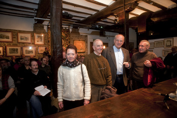 De izquierda a derecha, Itziar Aizpurua, Jon Etxabe, Antton Karrera y Miguel Castells, en 2012 en Donostia.