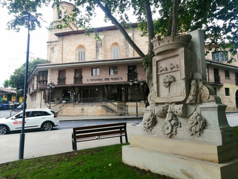 El Escudo de la Anteiglesia de Deustu en la Plaza San Pedro.