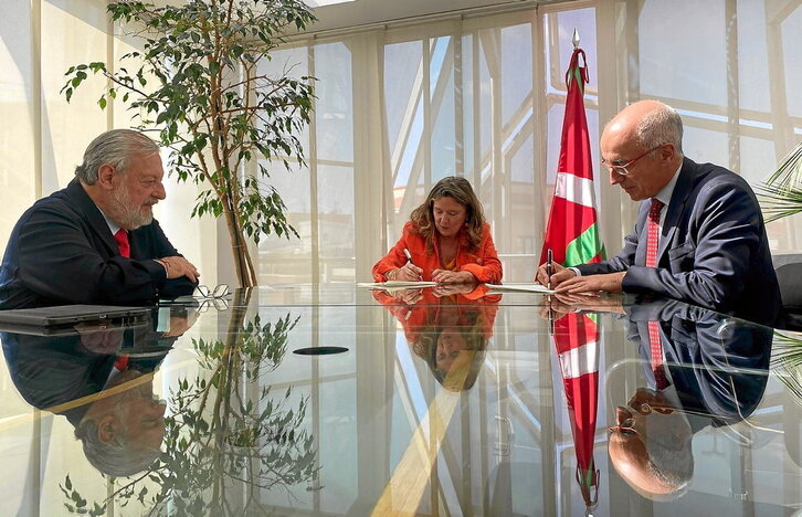 La consejera de Salud y los responsables de Mutualia firman el convenio.