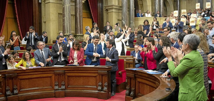 Aplausos tras la aprobación de la ley para blindar la escuela catalana en el Parlament.