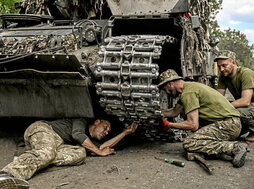 Soldadu ukrainarrak, tanke bat konpontzen saiatzen.